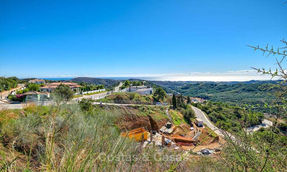 Se vende: gran terreno edificable con vistas panorámicas al mar y a la montaña en una finca de lujo en Benahavis, Marbella 7204