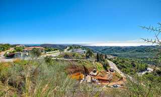 Se vende: gran terreno edificable con vistas panorámicas al mar y a la montaña en una finca de lujo en Benahavis, Marbella 7204 