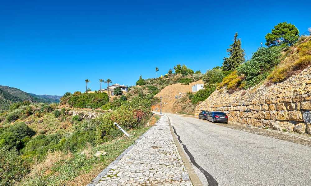 Se vende: gran terreno edificable con vistas panorámicas al mar y a la montaña en una finca de lujo en Benahavis, Marbella 7205