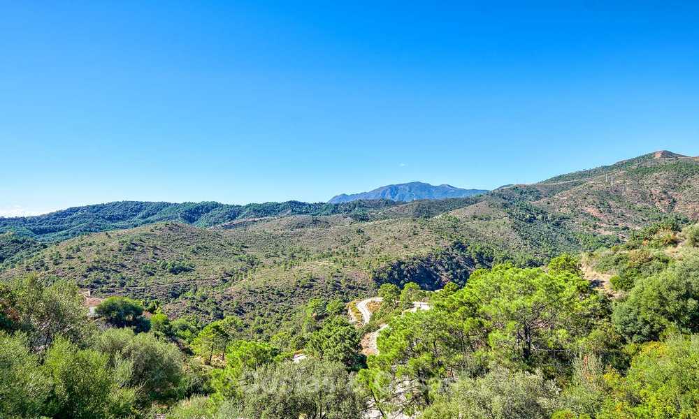 Se vende: gran terreno edificable con vistas panorámicas al mar y a la montaña en una finca de lujo en Benahavis, Marbella 7206