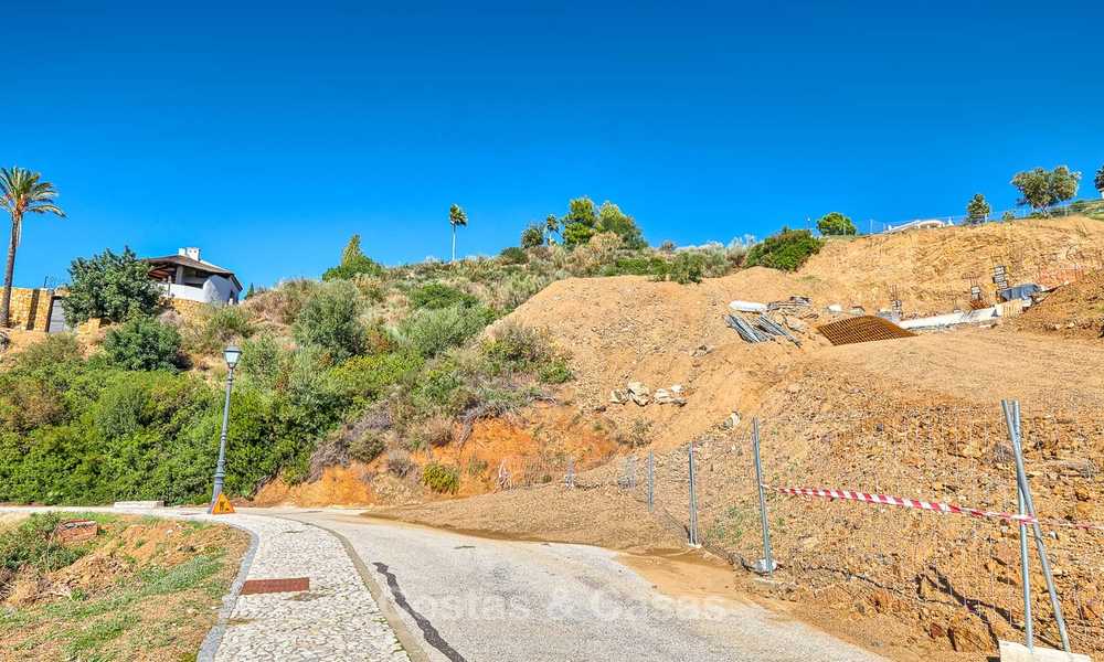 Se vende: gran terreno edificable con vistas panorámicas al mar y a la montaña en una finca de lujo en Benahavis, Marbella 7207