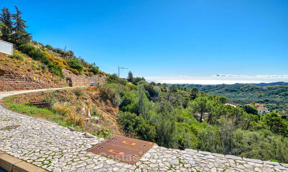 Se vende: gran terreno edificable con vistas panorámicas al mar y a la montaña en una finca de lujo en Benahavis, Marbella 7208