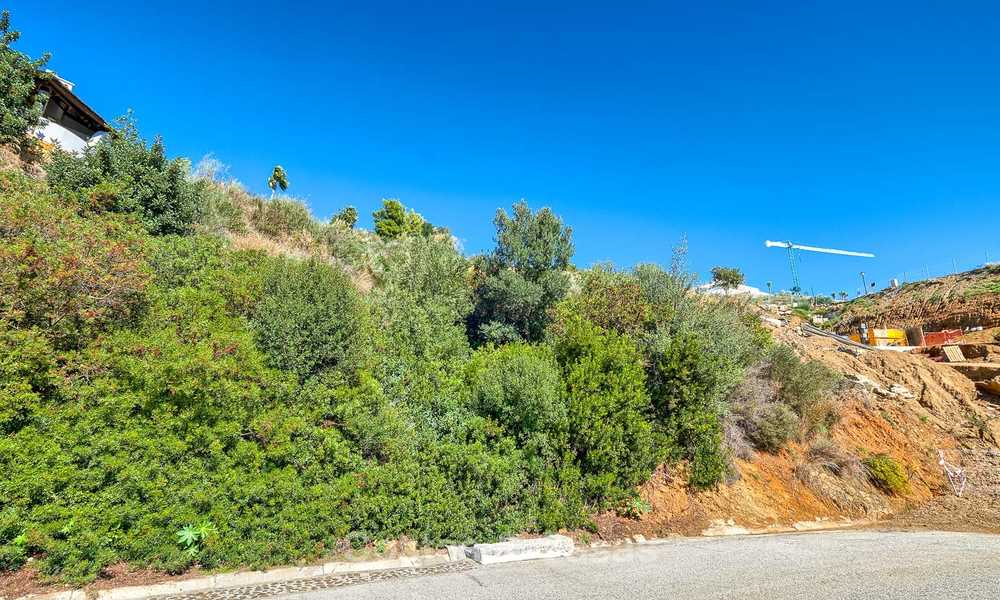 Se vende: gran terreno edificable con vistas panorámicas al mar y a la montaña en una finca de lujo en Benahavis, Marbella 7209