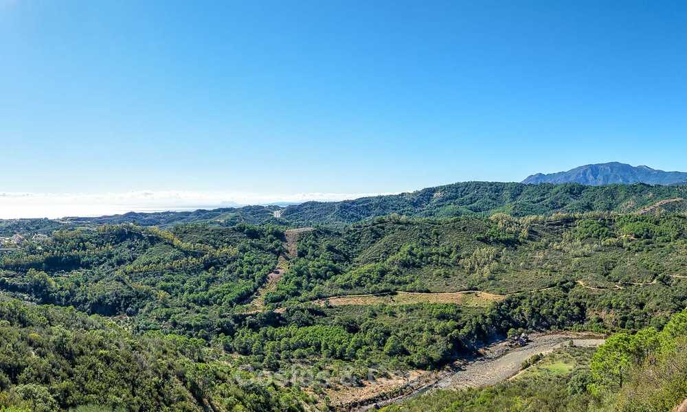 Se vende: gran terreno edificable con vistas panorámicas al mar y a la montaña en una finca de lujo en Benahavis, Marbella 7210