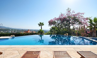 Magnífica villa de lujo de estilo rústico con impresionantes vistas al mar y a la montaña – Valle del golf, Nueva Andalucia, Marbella 7236 
