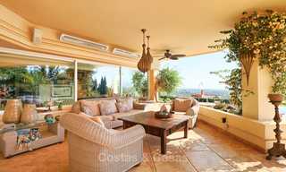 Magnífica villa de lujo de estilo rústico con impresionantes vistas al mar y a la montaña – Valle del golf, Nueva Andalucia, Marbella 7241 