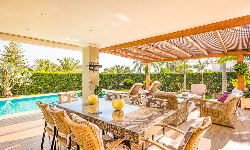 Excepcional villa de estilo mediterráneo en venta, Marbella Este, Marbella lado playa 7433