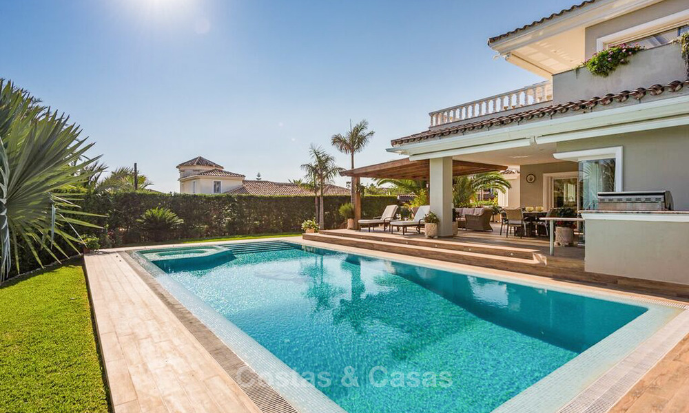 Excepcional villa de estilo mediterráneo en venta, Marbella Este, Marbella lado playa 7435