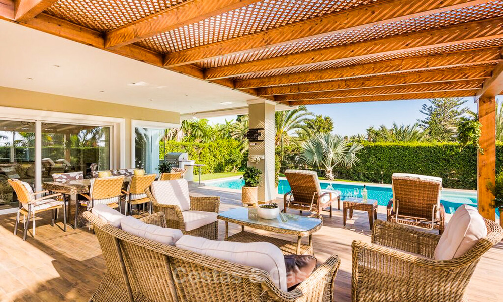 Excepcional villa de estilo mediterráneo en venta, Marbella Este, Marbella lado playa 7438