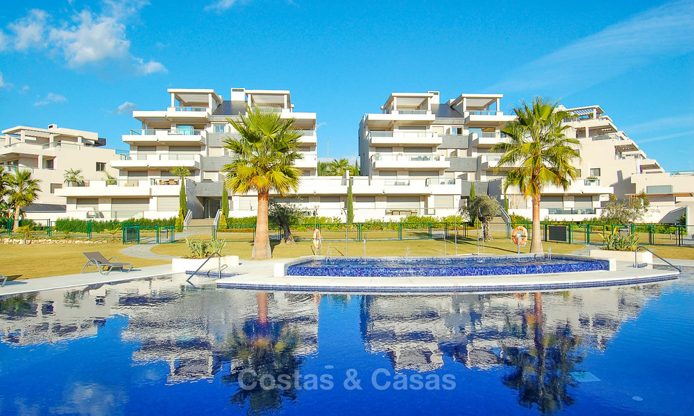 Amplio y luminoso apartamento moderno en venta con 4 dormitorios con vistas al mar y al golf en Marbella - Benahavis 7499