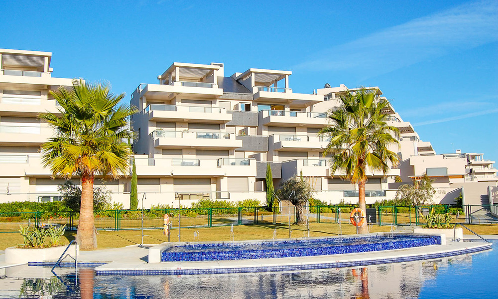 Amplio y luminoso apartamento moderno en venta con 4 dormitorios con vistas al mar y al golf en Marbella - Benahavis 7500