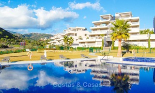 Amplio y luminoso apartamento moderno en venta con 4 dormitorios con vistas al mar y al golf en Marbella - Benahavis 7501 