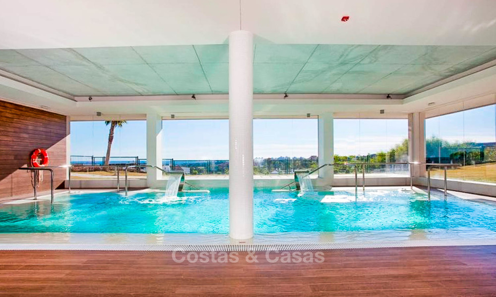 Amplio y luminoso apartamento moderno en venta con 4 dormitorios con vistas al mar y al golf en Marbella - Benahavis 7505