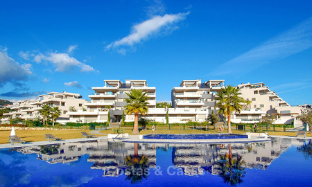 Amplio y luminoso apartamento moderno en venta con 4 dormitorios con vistas al mar y al golf en Marbella - Benahavis 7498
