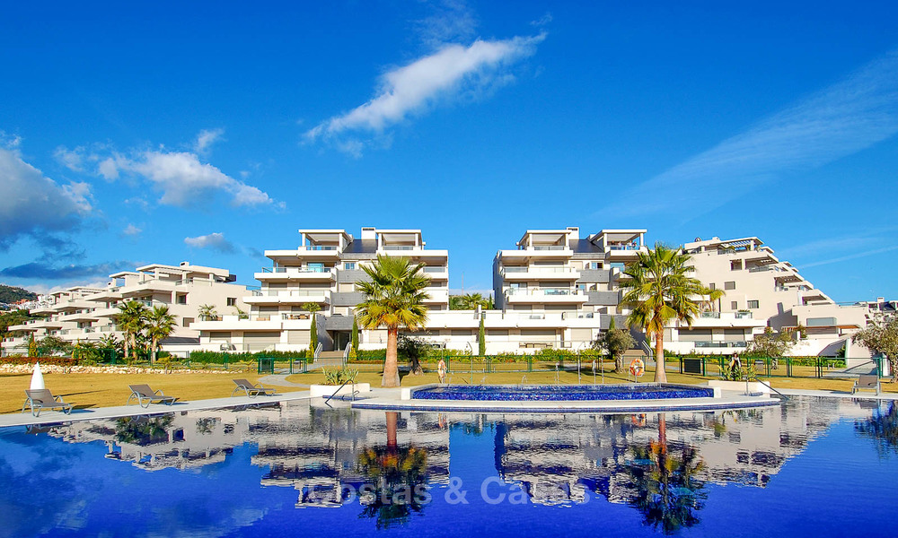 Amplio y luminoso apartamento moderno en venta con 4 dormitorios con vistas al mar y al golf en Marbella - Benahavis 7498