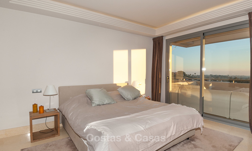 Amplio y luminoso apartamento moderno en venta con 4 dormitorios con vistas al mar y al golf en Marbella - Benahavis 7688