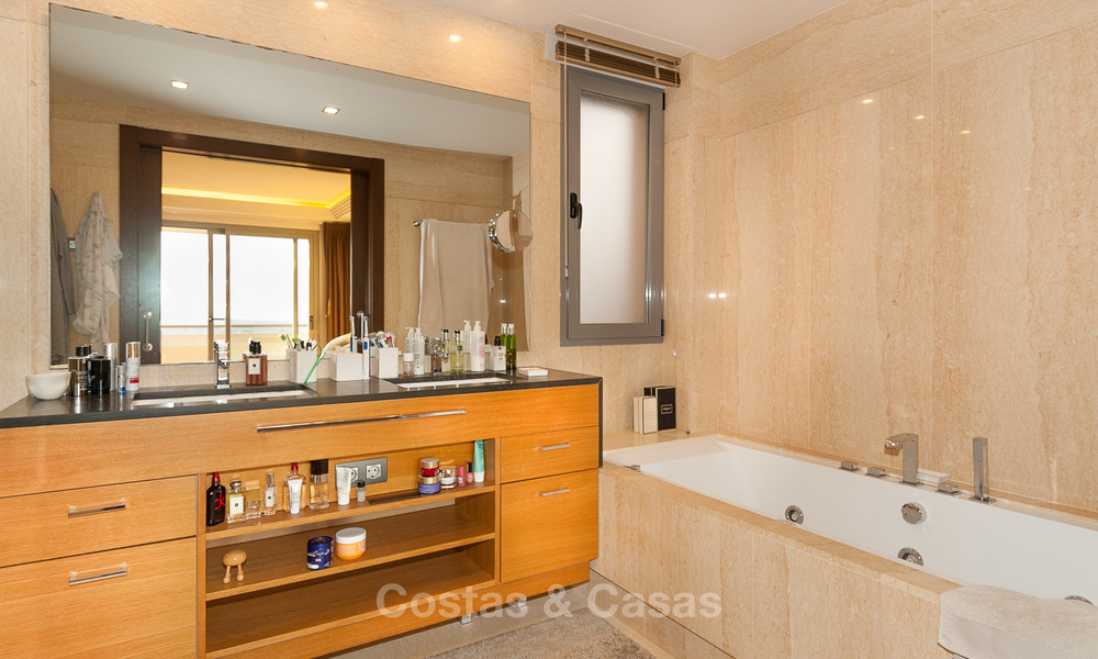 Amplio y luminoso apartamento moderno en venta con 4 dormitorios con vistas al mar y al golf en Marbella - Benahavis 7689