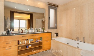 Amplio y luminoso apartamento moderno en venta con 4 dormitorios con vistas al mar y al golf en Marbella - Benahavis 7689 