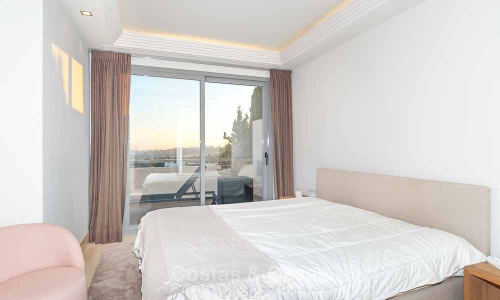Amplio y luminoso apartamento moderno en venta con 4 dormitorios con vistas al mar y al golf en Marbella - Benahavis 7691