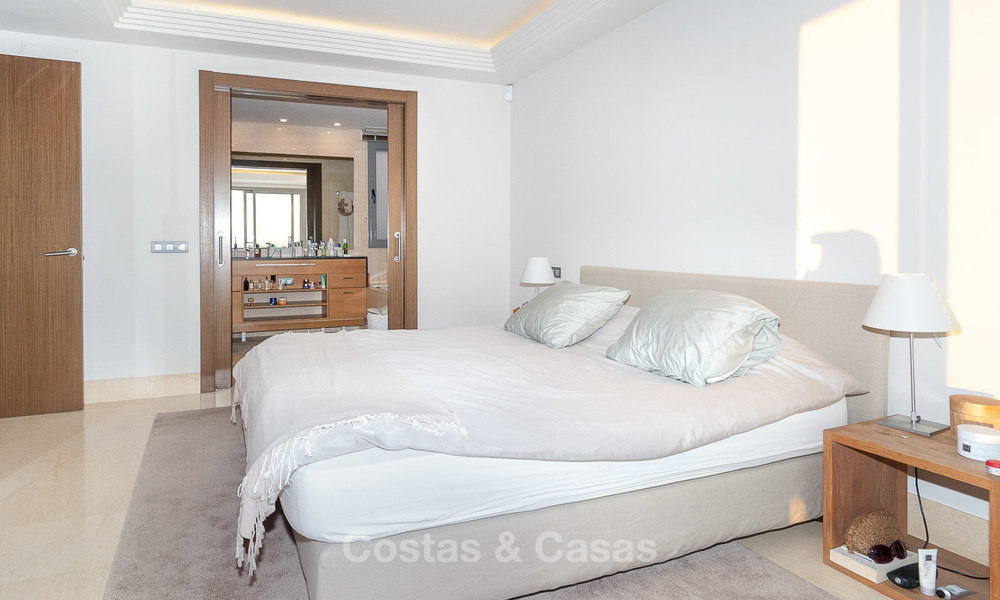 Amplio y luminoso apartamento moderno en venta con 4 dormitorios con vistas al mar y al golf en Marbella - Benahavis 7694