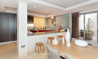 Amplio y luminoso apartamento moderno en venta con 4 dormitorios con vistas al mar y al golf en Marbella - Benahavis 7695 
