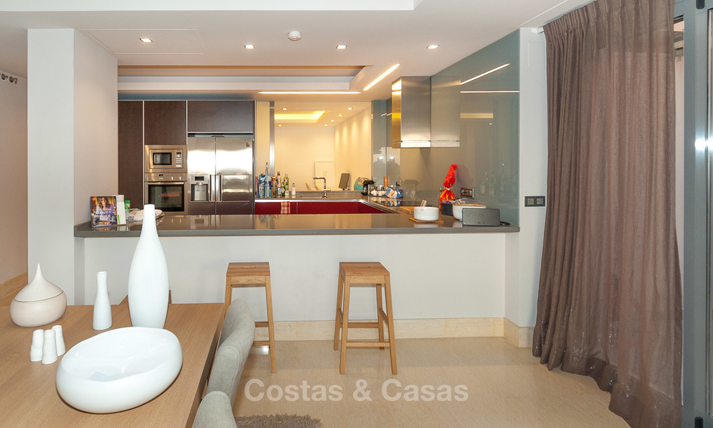 Amplio y luminoso apartamento moderno en venta con 4 dormitorios con vistas al mar y al golf en Marbella - Benahavis 7696