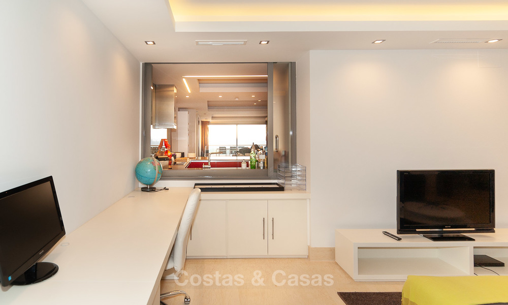 Amplio y luminoso apartamento moderno en venta con 4 dormitorios con vistas al mar y al golf en Marbella - Benahavis 7697