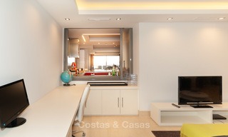 Amplio y luminoso apartamento moderno en venta con 4 dormitorios con vistas al mar y al golf en Marbella - Benahavis 7697 