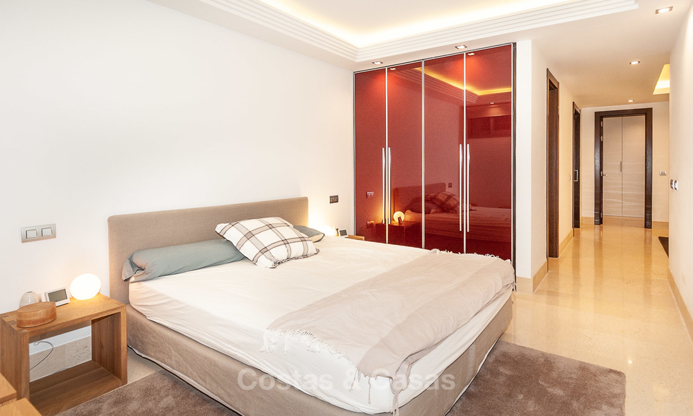 Amplio y luminoso apartamento moderno en venta con 4 dormitorios con vistas al mar y al golf en Marbella - Benahavis 7699