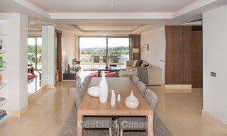 Amplio y luminoso apartamento moderno en venta con 4 dormitorios con vistas al mar y al golf en Marbella - Benahavis 7513 