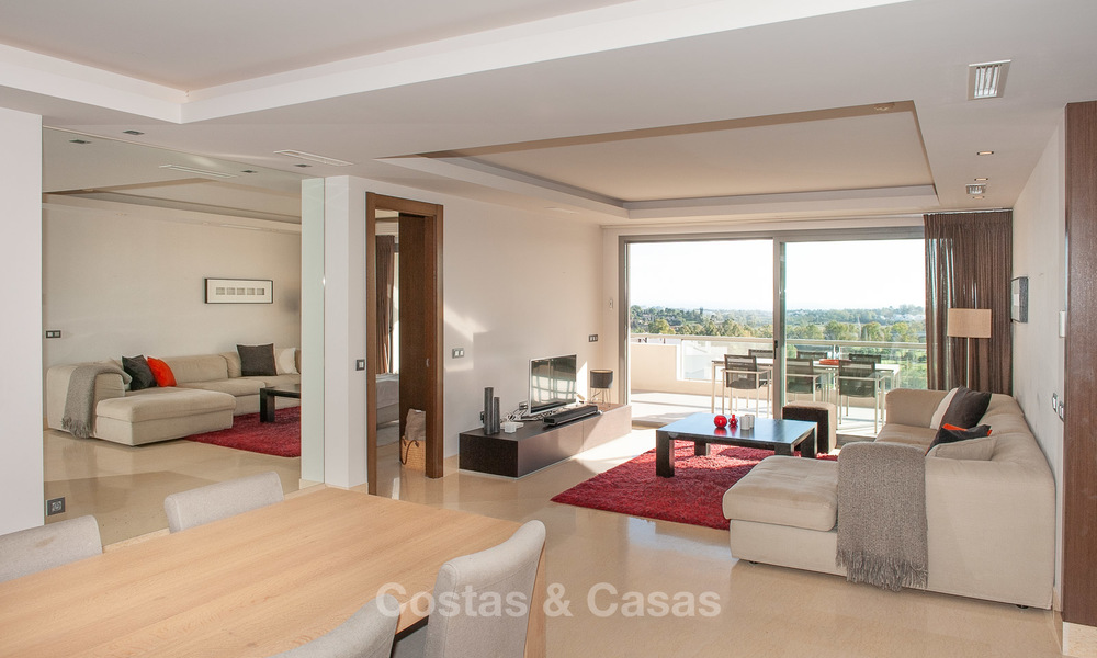 Amplio y luminoso apartamento moderno en venta con 4 dormitorios con vistas al mar y al golf en Marbella - Benahavis 7514