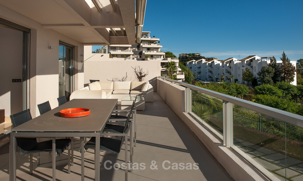 Amplio y luminoso apartamento moderno en venta con 4 dormitorios con vistas al mar y al golf en Marbella - Benahavis 7516
