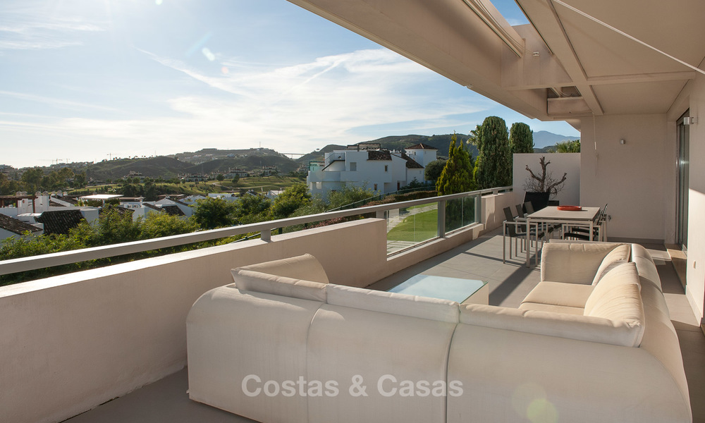 Amplio y luminoso apartamento moderno en venta con 4 dormitorios con vistas al mar y al golf en Marbella - Benahavis 7517