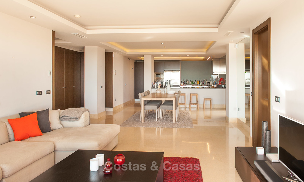 Amplio y luminoso apartamento moderno en venta con 4 dormitorios con vistas al mar y al golf en Marbella - Benahavis 7519