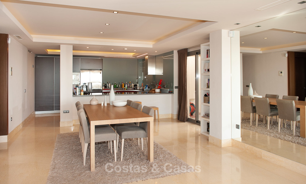 Amplio y luminoso apartamento moderno en venta con 4 dormitorios con vistas al mar y al golf en Marbella - Benahavis 7512