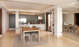 Amplio y luminoso apartamento moderno en venta con 4 dormitorios con vistas al mar y al golf en Marbella - Benahavis 7512 
