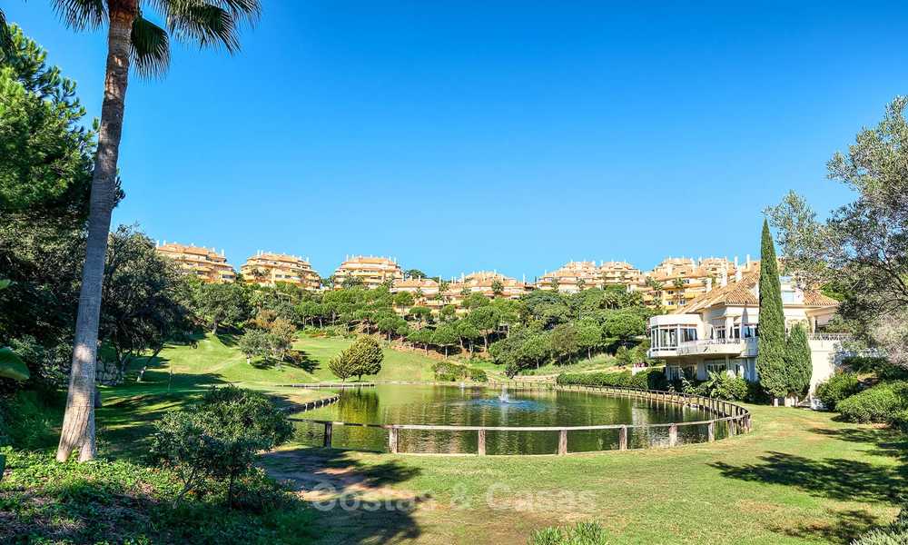 Amplio apartamento de lujo en planta baja con vistas al mar en venta - Elviria, Marbella Este 7521