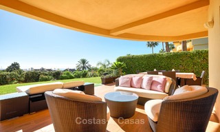 Amplio apartamento de lujo en planta baja con vistas al mar en venta - Elviria, Marbella Este 7545 