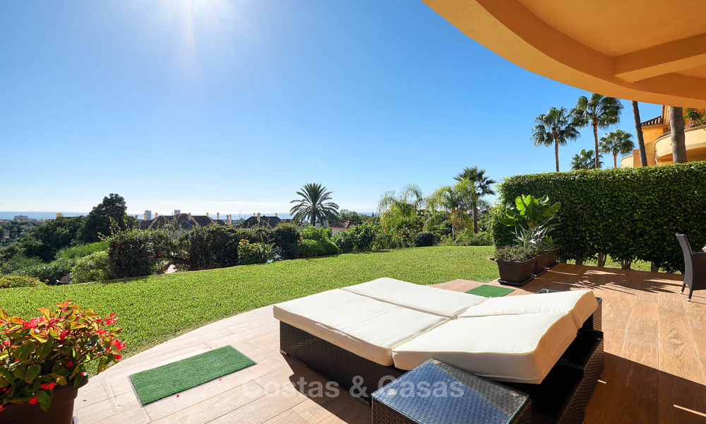 Amplio apartamento de lujo en planta baja con vistas al mar en venta - Elviria, Marbella Este 7546