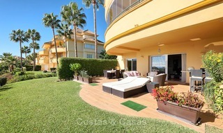 Amplio apartamento de lujo en planta baja con vistas al mar en venta - Elviria, Marbella Este 7547 