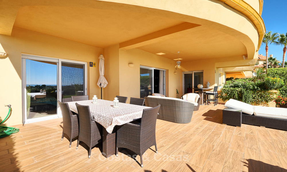 Amplio apartamento de lujo en planta baja con vistas al mar en venta - Elviria, Marbella Este 7548