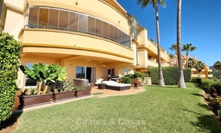 Amplio apartamento de lujo en planta baja con vistas al mar en venta - Elviria, Marbella Este 7550 