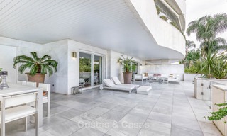 Apartamento de lujo en un prestigioso complejo de playa en venta, Puerto Banús, Marbella 7759 