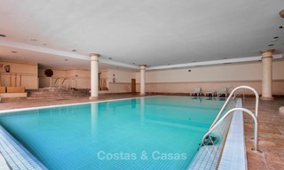 Apartamento de lujo en un prestigioso complejo de playa en venta, Puerto Banús, Marbella 7761 