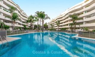Apartamento de lujo en un prestigioso complejo de playa en venta, Puerto Banús, Marbella 7768 