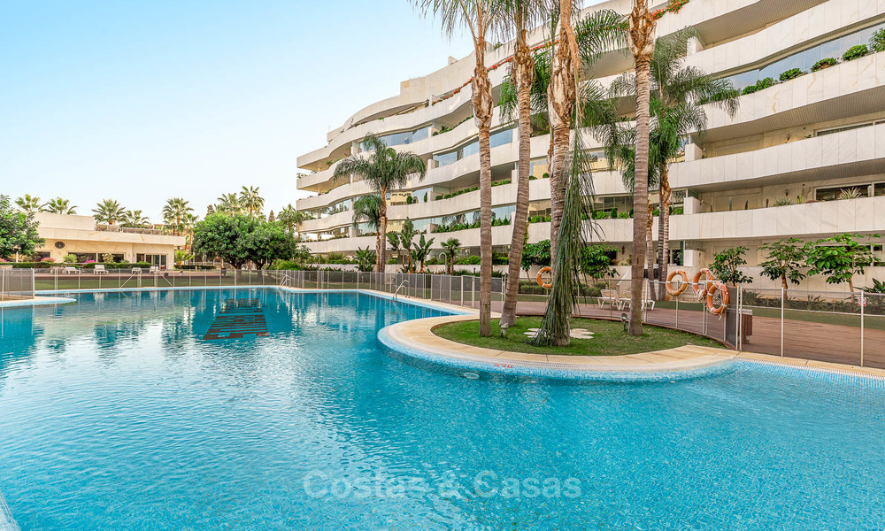 Apartamento de lujo en un prestigioso complejo de playa en venta, Puerto Banús, Marbella 7769