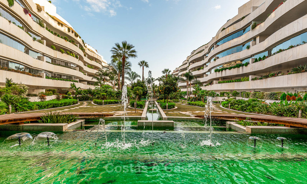 Apartamento de lujo en un prestigioso complejo de playa en venta, Puerto Banús, Marbella 7771