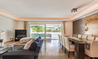 Apartamento de lujo en un prestigioso complejo de playa en venta, Puerto Banús, Marbella 7772 