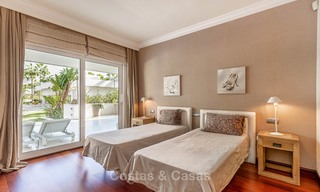Apartamento de lujo en un prestigioso complejo de playa en venta, Puerto Banús, Marbella 7773 