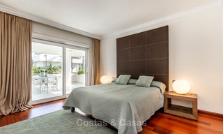 Apartamento de lujo en un prestigioso complejo de playa en venta, Puerto Banús, Marbella 7775 